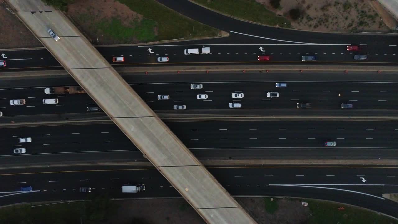 空中道路，桥梁和道路，交通和尖峰时间鸟瞰视频下载