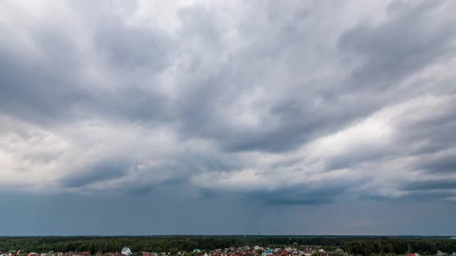 暴雨、飓风、乌云和闪电袭来。视频素材