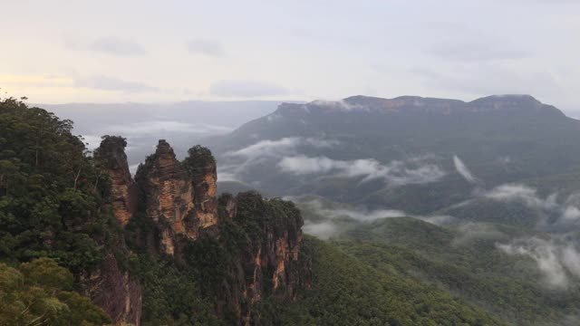 BM 3姐妹山孤雨视频素材