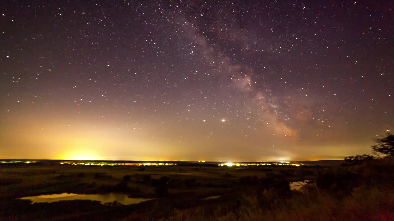 山间星夜时光流逝。银河系恒星在乡村交通上移动。晚上的一天。来自乌克兰的美丽风景。视频素材