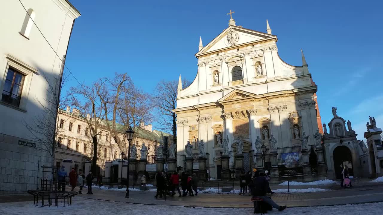 一个男人在格罗兹卡老城的圣彼得和保罗教堂弹奏乐器的广角静态镜头视频素材