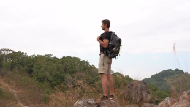 徒步旅行的人在山顶呼喊视频素材