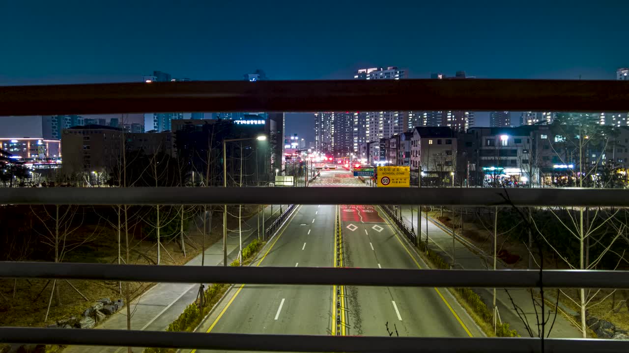 韩国京畿道南洋州西大山新城夜间行驶的汽车视频素材