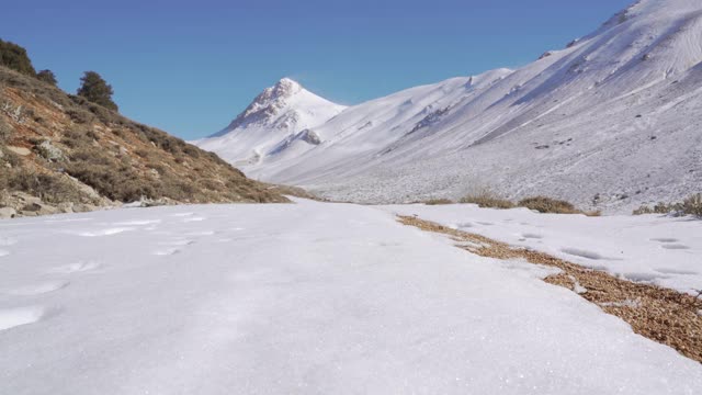 两名男性登山者正走向山顶的4K视频画面视频素材