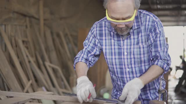 亚洲资深男木匠工作设计。视频素材