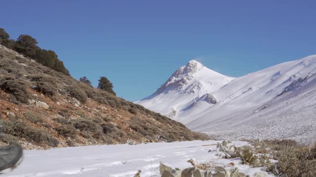 两名男性登山者正走向山顶的4K视频画面视频素材