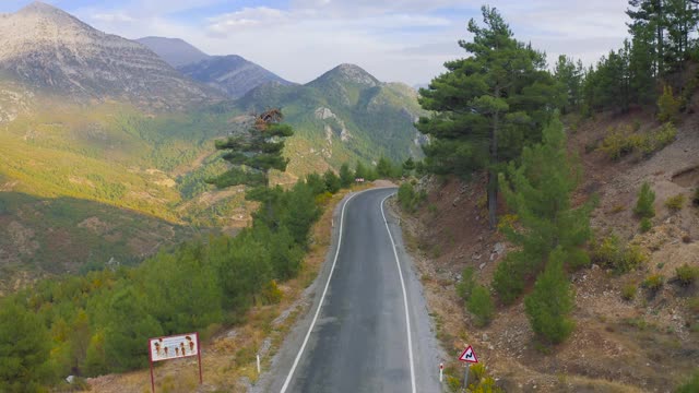 土耳其安塔利亚马纳夫加特美丽的蜿蜒道路，被松树林和山脉包围。鸟瞰图4 k。视频素材