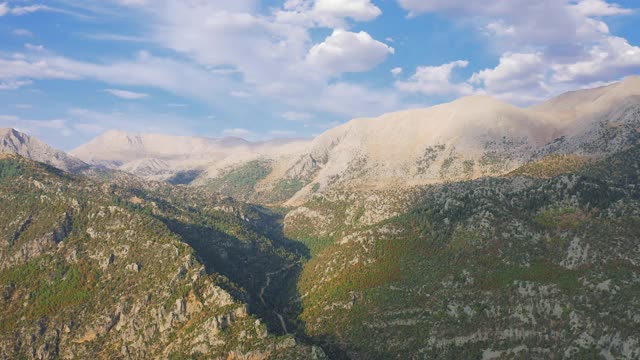 土耳其风景秀丽，山石嶙峋，自然风景如画，山谷连绵。鸟瞰图4 k。视频素材