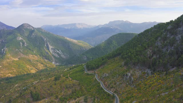 土耳其的山地景观，松林和蜿蜒的道路。鸟瞰图4 k。视频素材