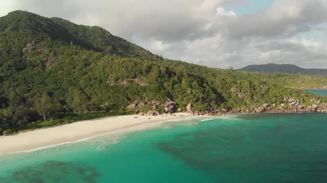 鸟瞰图天堂海滩拉迪格岛，塞舌尔视频素材