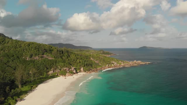 鸟瞰图天堂海滩拉迪格岛，塞舌尔视频素材