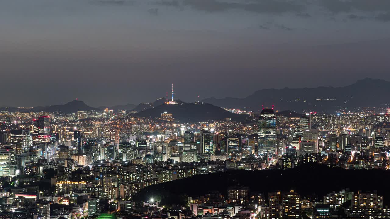 韩国首尔，江南区，北首尔塔周围的市中心夜景视频素材