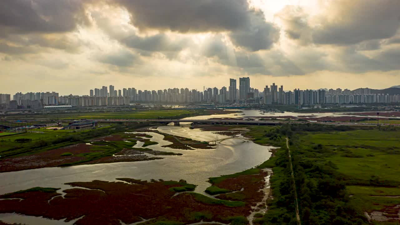 韩国仁川县农贤区，四乡市的Misaenguidari桥和soreopgu港附近的市中心视频素材