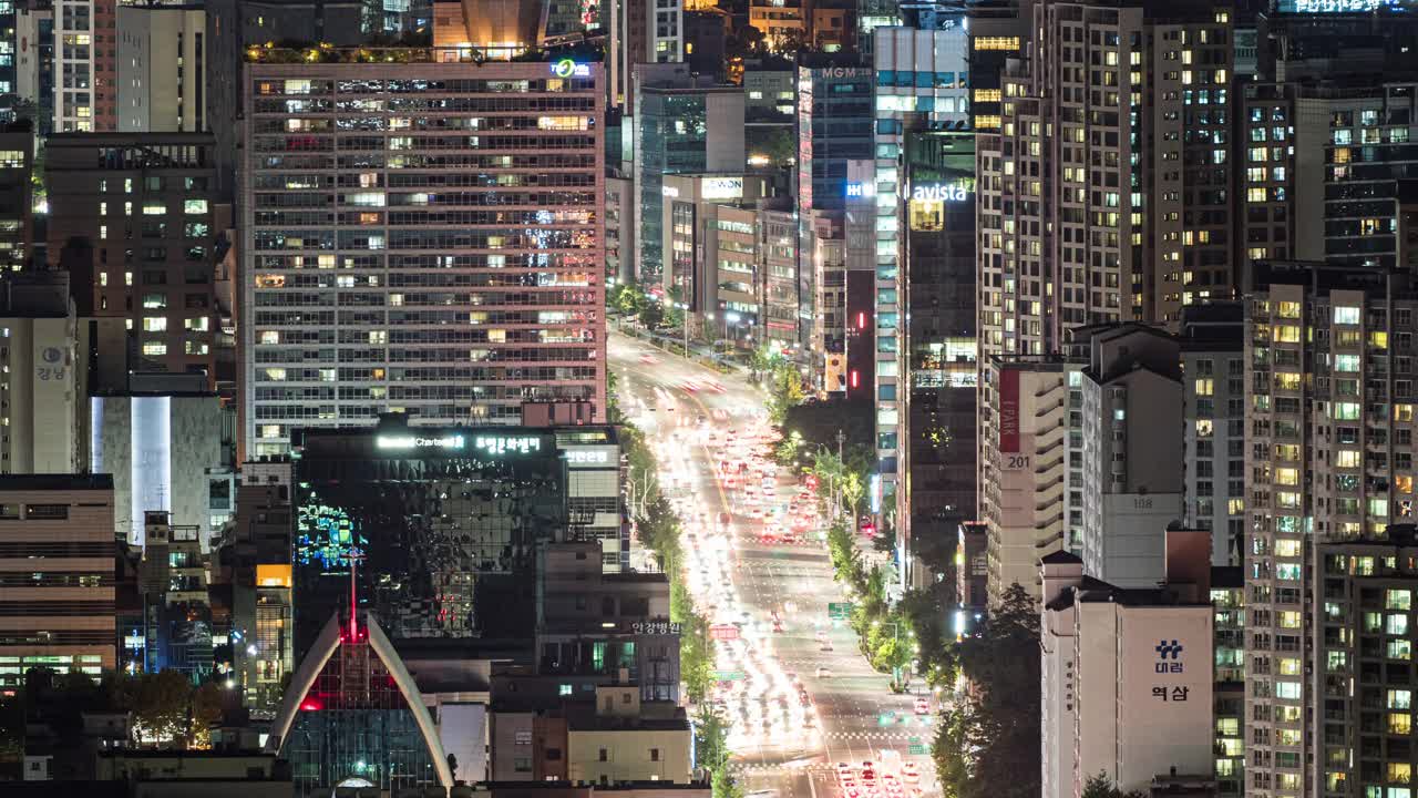 韩国首尔江南区Yeoksam区附近的夜间汽车运动视频素材