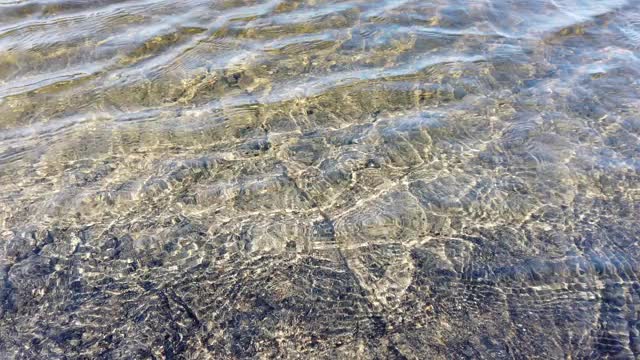 大风使湖面泛起涟漪视频素材