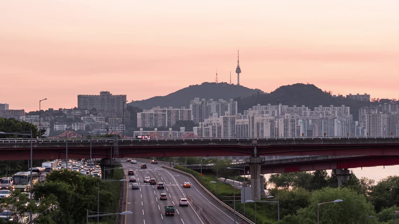 韩国首尔，Seongsudaegyo大桥、奥林匹克大道、北首尔塔、江南区和城东区周围的汽车运动视频素材