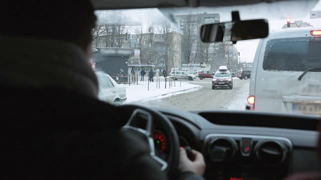 城市道路的十字路口。从车里看。视频素材