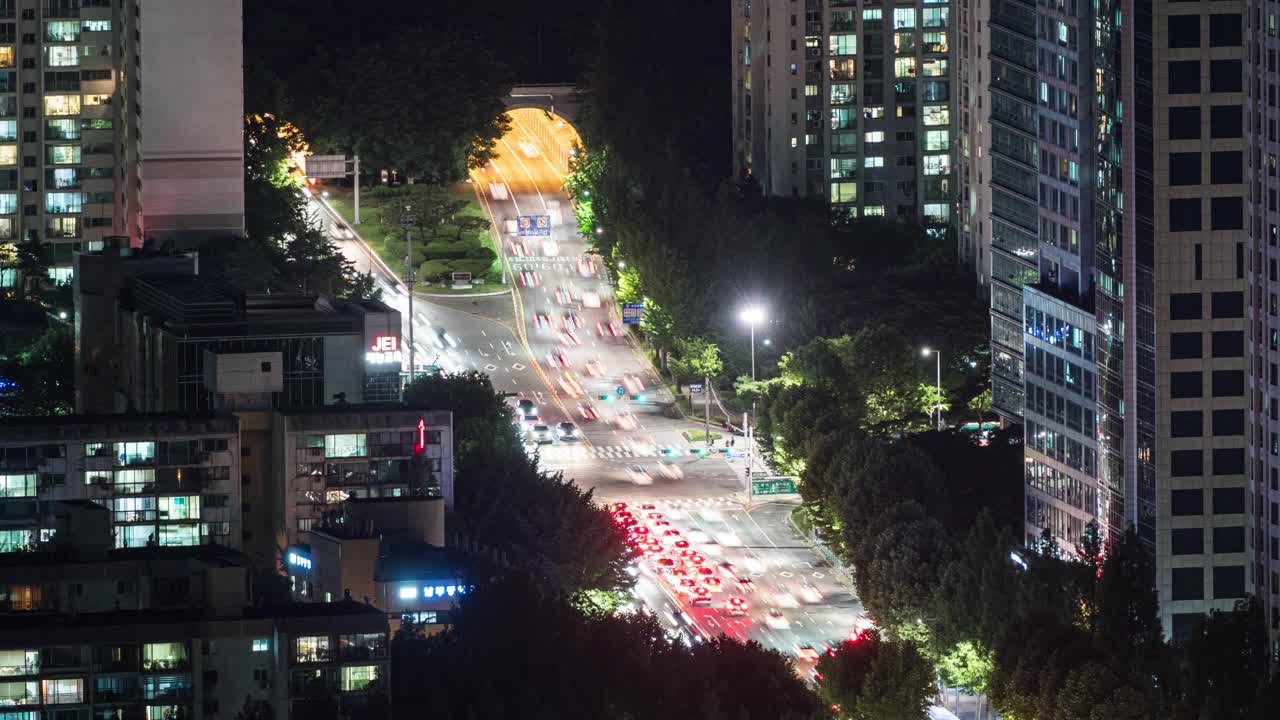 韩国首尔，江南区，Dogok区maeong隧道附近的夜间汽车运动视频素材