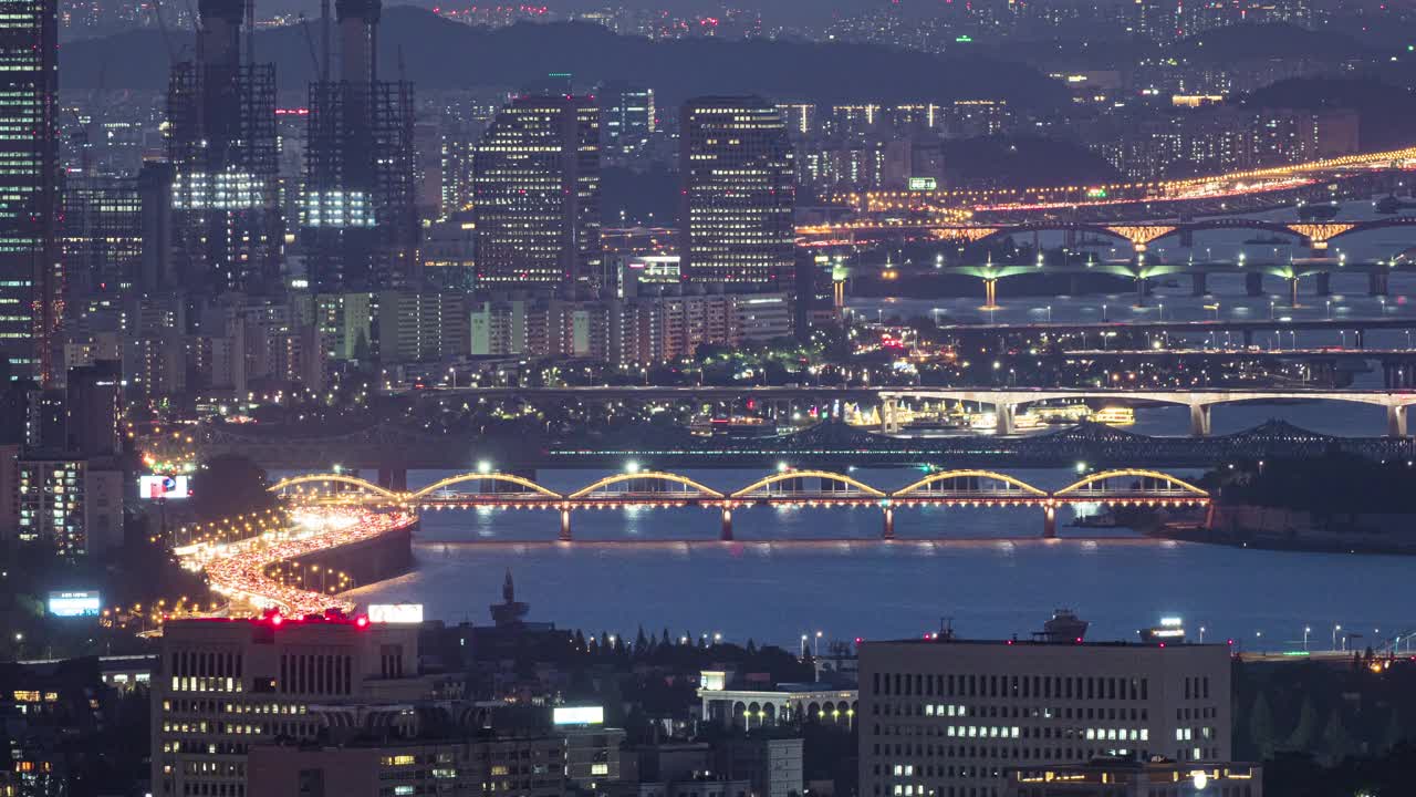 韩国首尔，汉江/永登浦区Yeouido的奥林匹克大道和大桥夜景视频素材