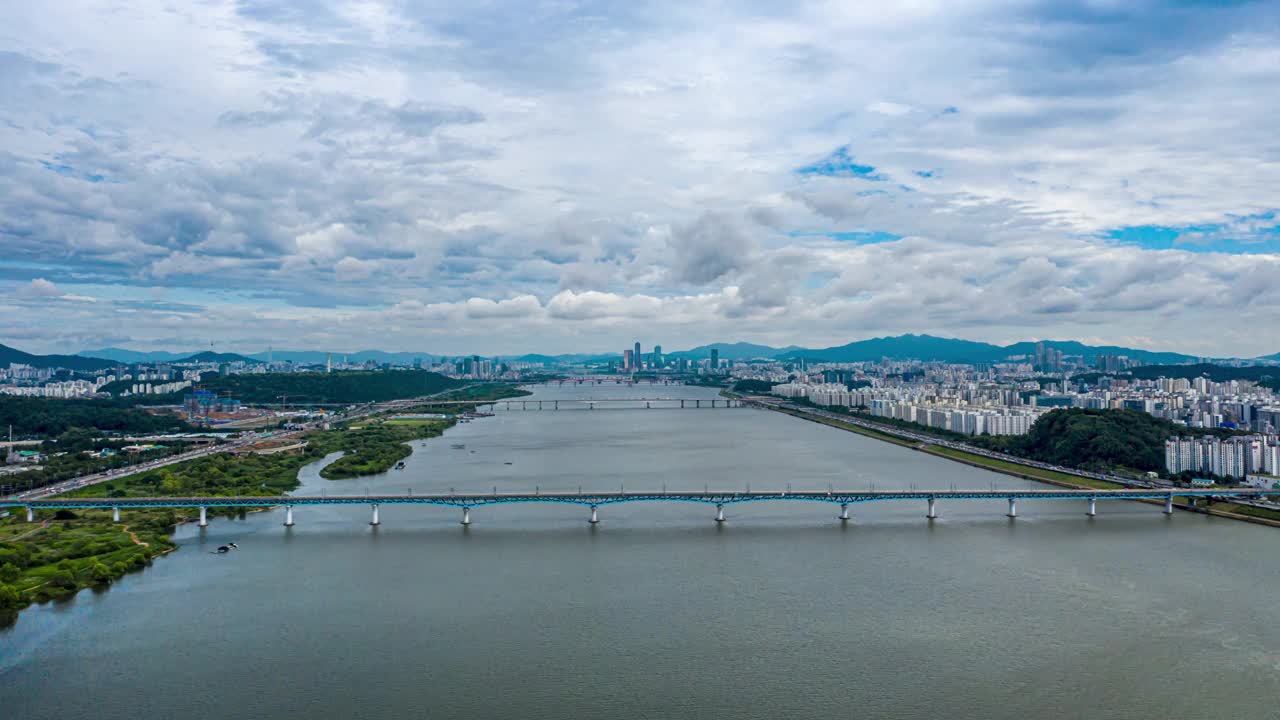 韩国首尔江河区和高阳市德阳区附近的汉江大桥视频素材