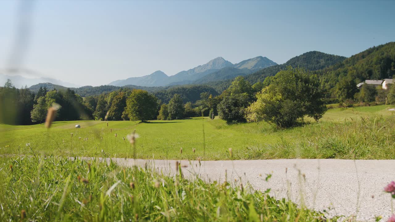 两个女人在大自然中骑山地车视频素材