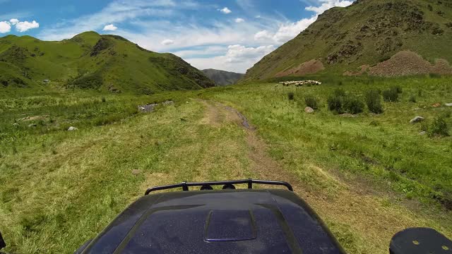 越野车旅行，旅行延时。越野车在大自然中驰骋。视频下载