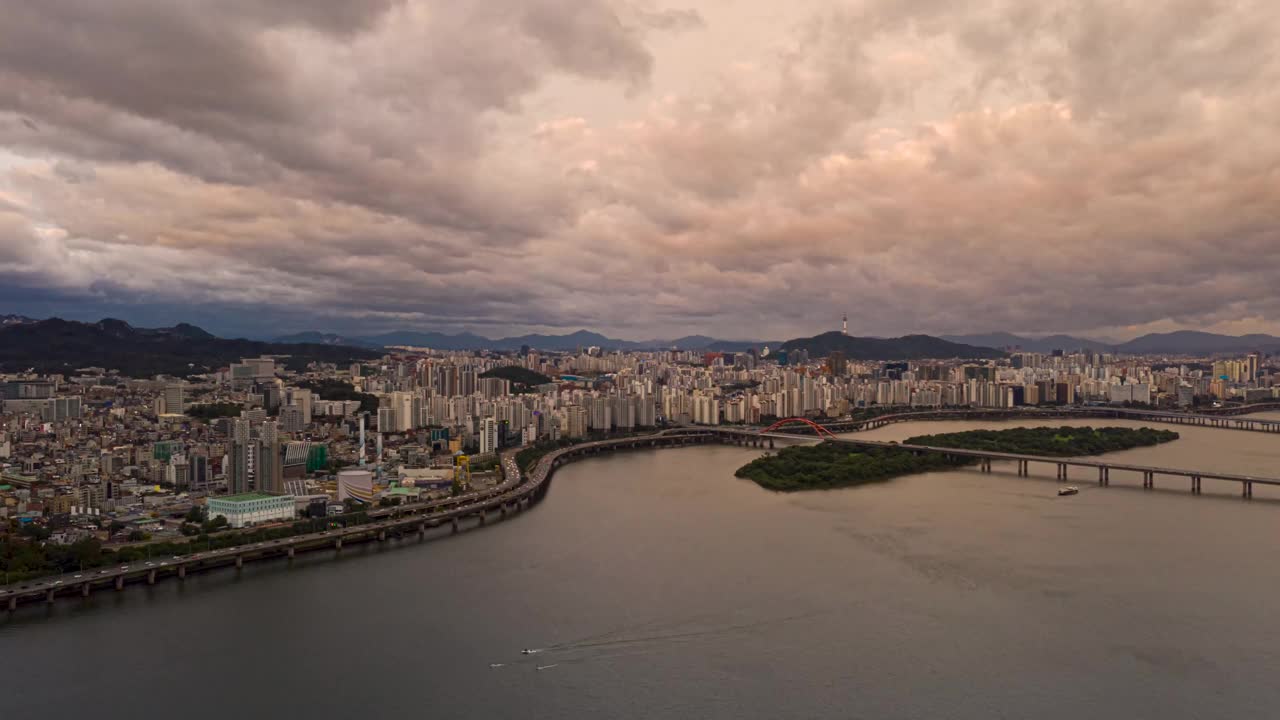 韩国首尔汉江/麻浦谷西江大学城大桥和江边步道视频素材