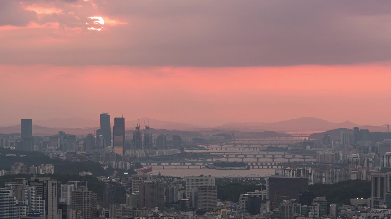 韩国首尔，汉江/石choo -gu和yeongdegpo -gu的Yeouido桥周围的日落和夜景视频素材