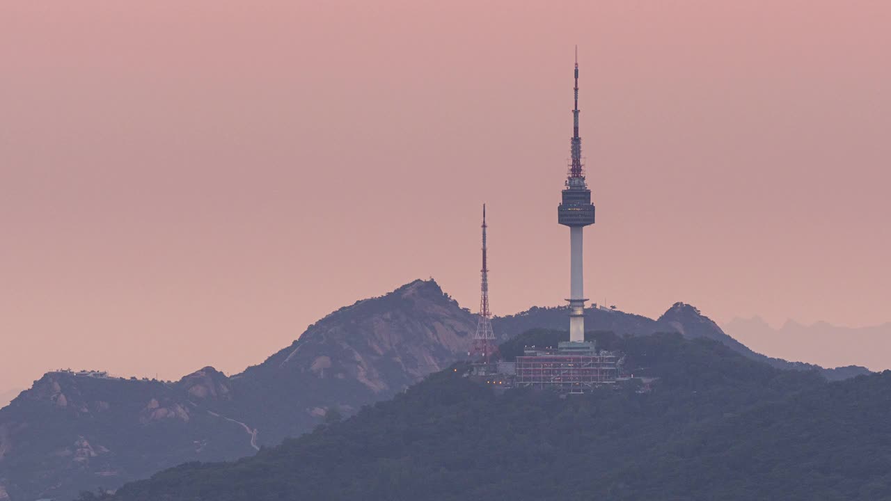 韩国首尔，北首尔塔周围市中心的日落风景视频素材