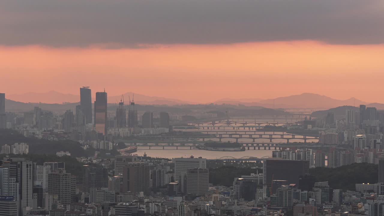 韩国首尔，汉江/石choo -gu和yeongdegpo -gu的Yeouido桥周围的市中心日落风景视频素材