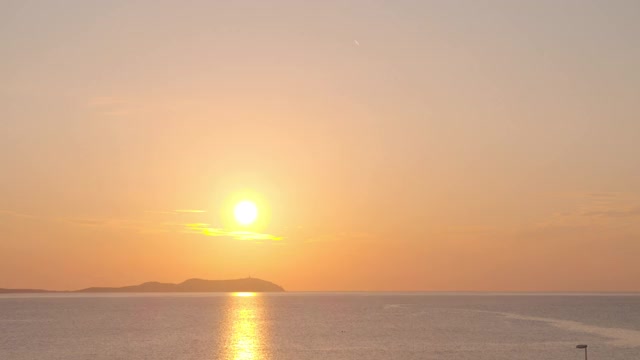 日落的时间流逝与一个岛屿在海上视频素材