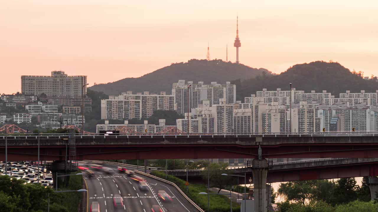 韩国首尔，Seongsudaegyo大桥、奥林匹克大道、北首尔塔、江南区和城东区周围的汽车运动视频素材