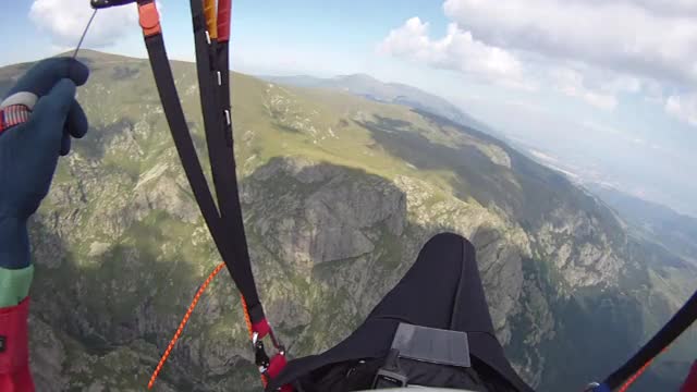 滑翔伞飞行员在半空中飞行，在天空中飞行。越野飞行员在极限运动和冒险。视频素材