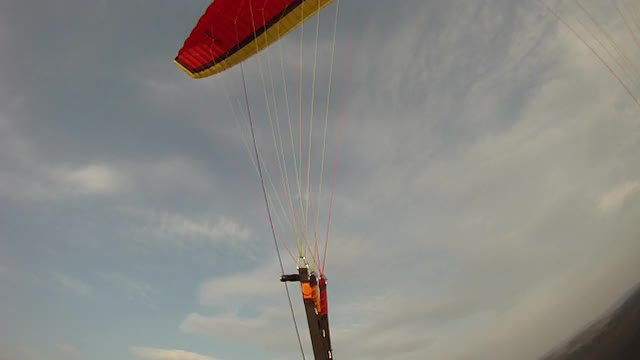 滑翔伞飞行员在半空中飞行，在天空中飞行。越野飞行员在极限运动和冒险。视频素材