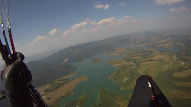 滑翔伞飞行员在半空中飞行，在天空中飞行。越野飞行员在极限运动和冒险。视频素材