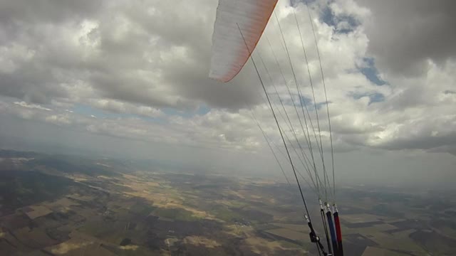 滑翔伞飞行员在半空中飞行，在天空中飞行。越野飞行员在极限运动和冒险。视频素材