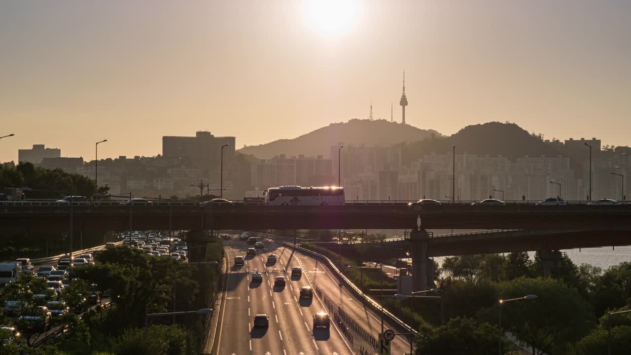 韩国首尔城南区和城东区城南区城南大道、奥林大马路和北首尔塔附近的夜间汽车运动视频素材