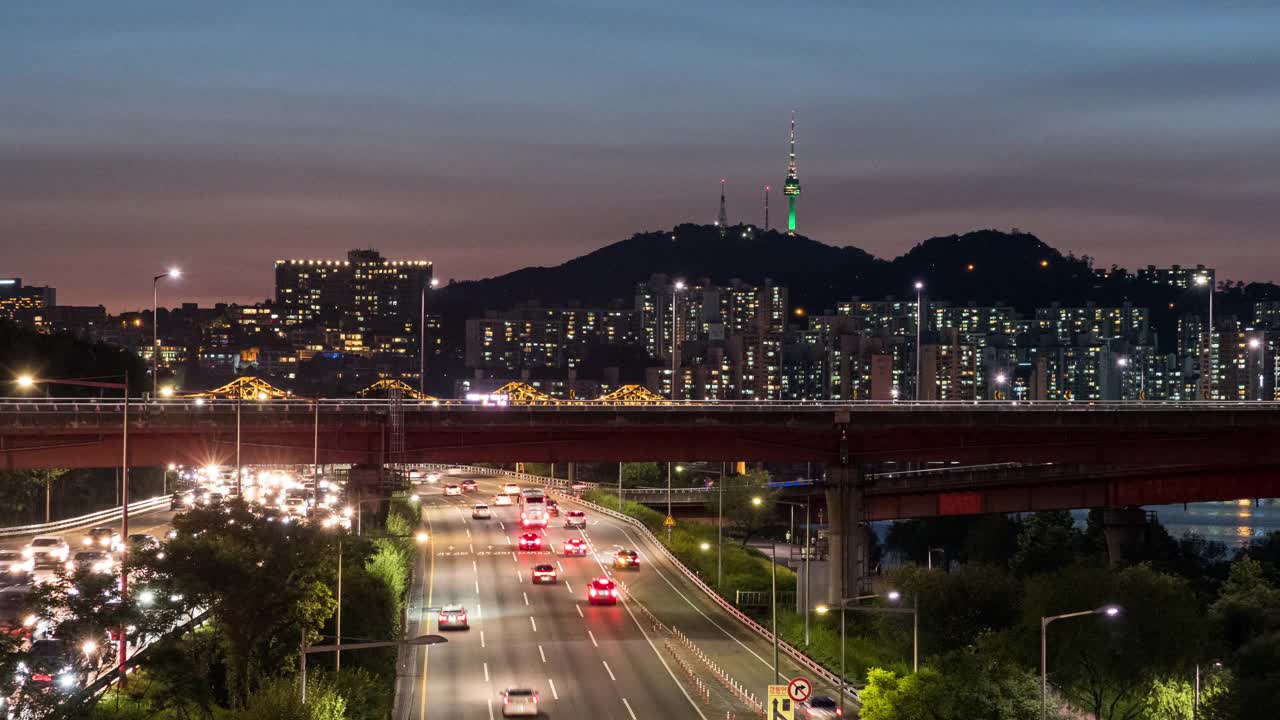 韩国首尔城南区和城东区城南区城南大道、奥林大马路和北首尔塔附近的夜间汽车运动视频素材