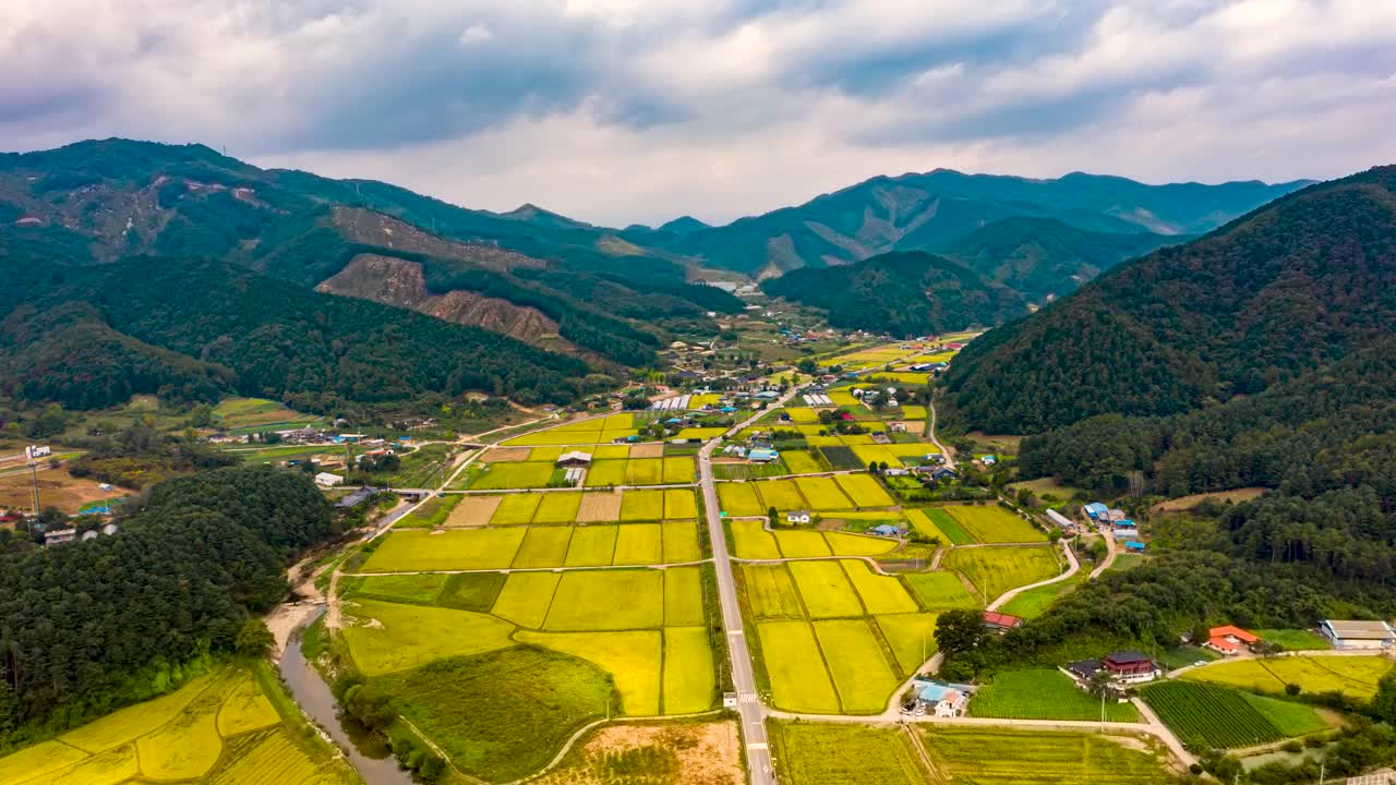 稻田和村庄/春川溪，江原道，韩国视频素材