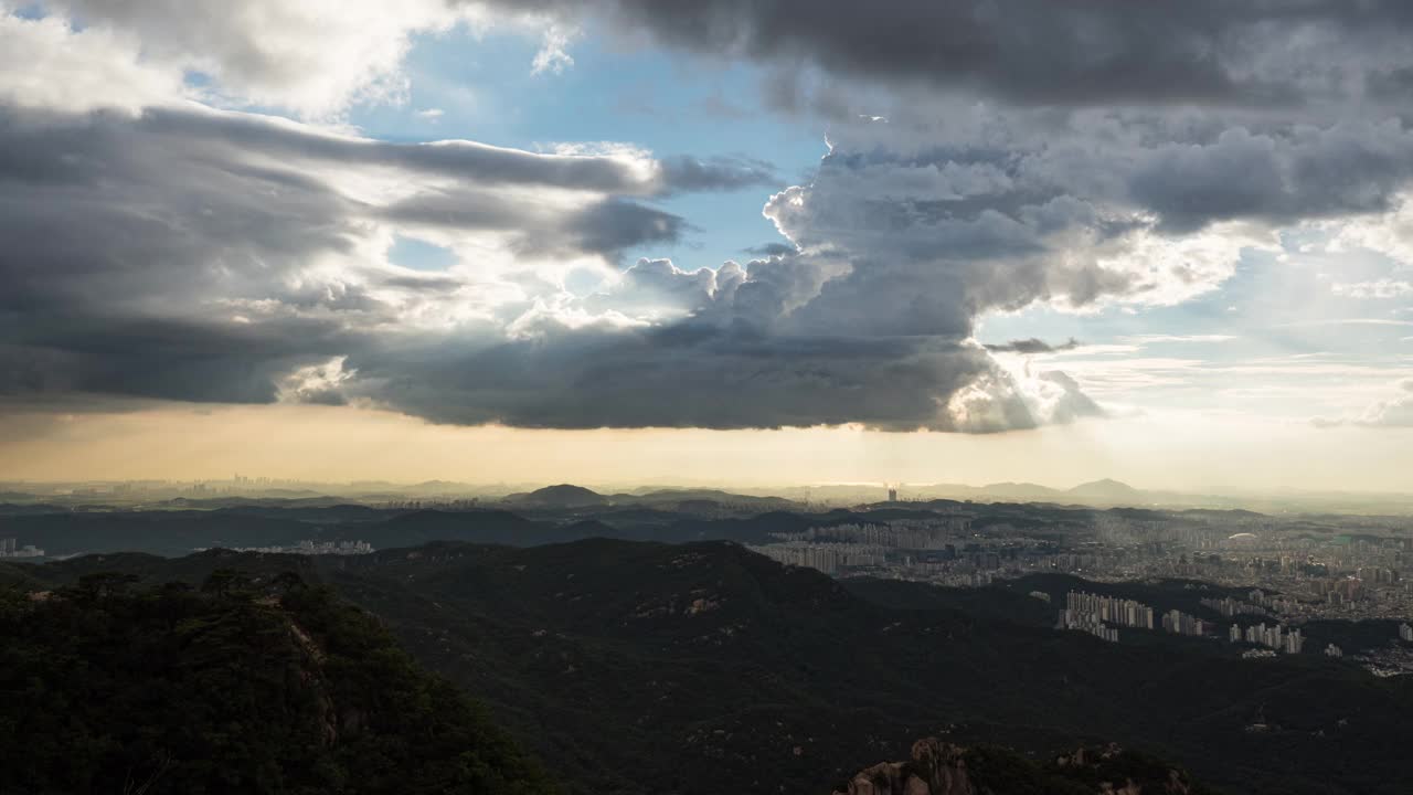 韩国首尔Gwanaksan山的市区风景视频素材