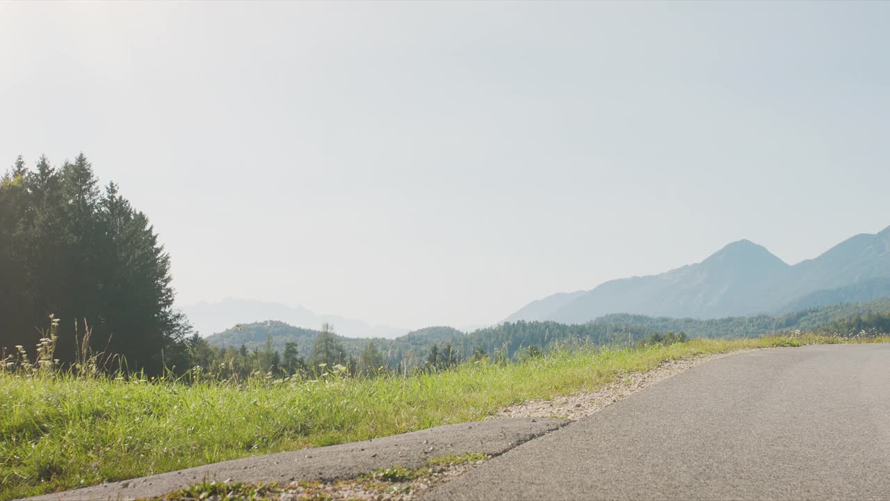 女人在大自然中骑山地车视频素材