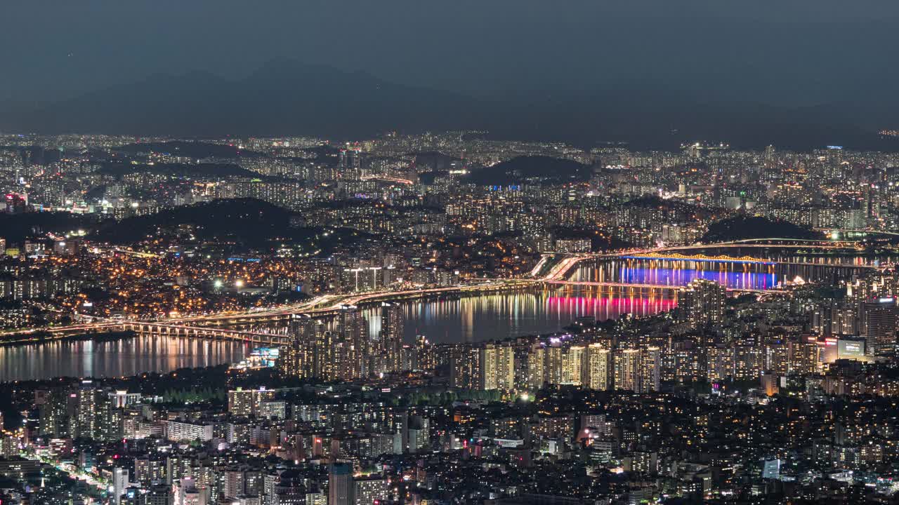 韩国首尔，汉江/石choo -gu和youngshan -gu的市中心夜景视频素材