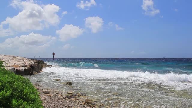 海浪在晴天视频素材