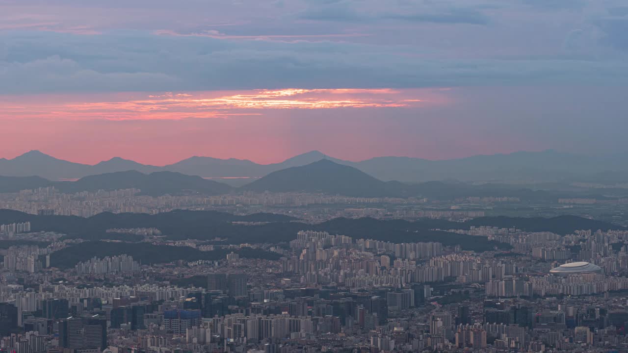 从Gwanaksan山看首尔市和仁川市的市中心风景/首尔，韩国视频素材