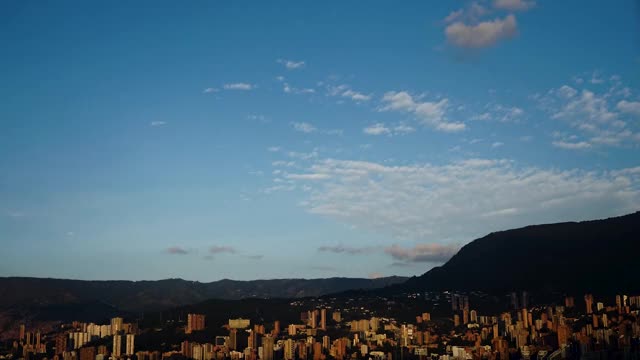 时间流逝。月亮升起在城市的山上视频素材