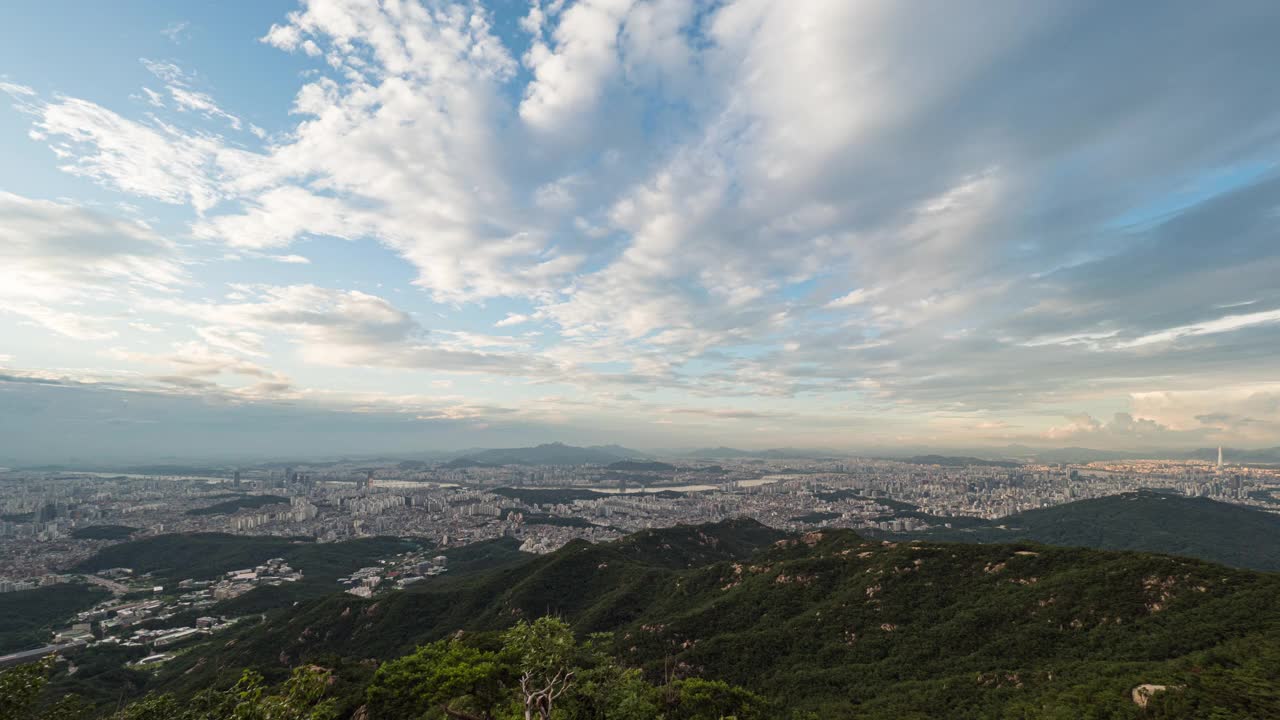 韩国首尔Gwanaksan山的市中心和汉江风景视频素材