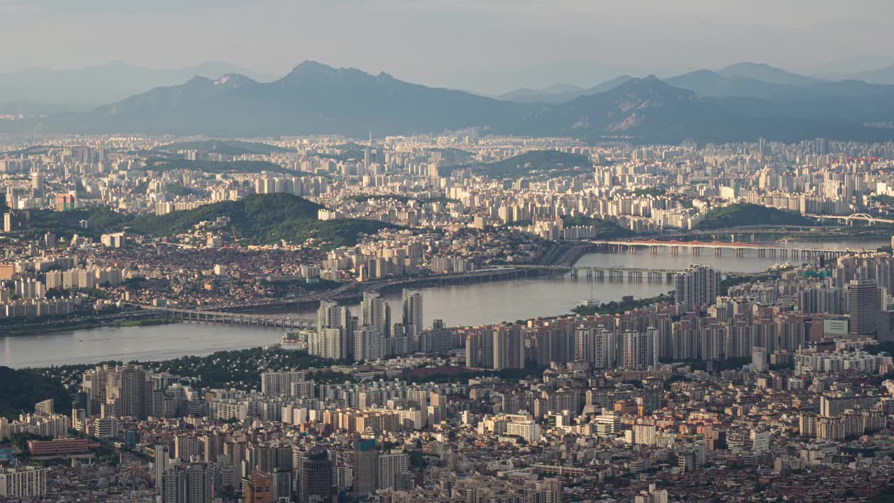 韩国首尔Gwanaksan山的市中心和汉江风景视频素材