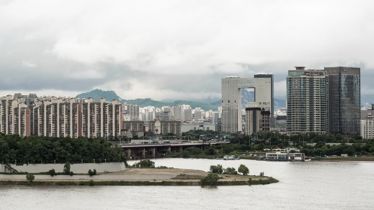 韩国首尔，德卢姆岛和汉江/龙山谷的汉江大学桥周围的雨景视频素材