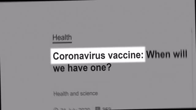 冠状病毒疫苗的文本在随机单词中突出显示，类似于全球各地的报纸文章。视频下载