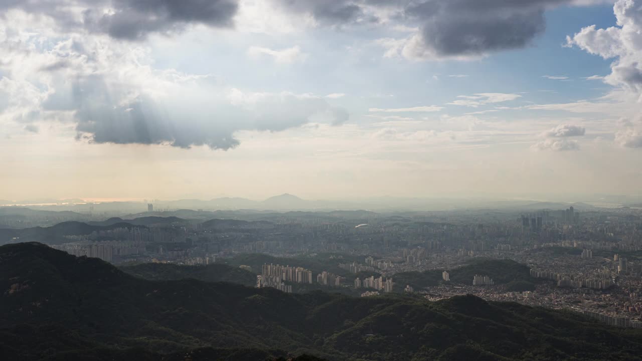 韩国首尔Gwanaksan山的市区风景视频素材